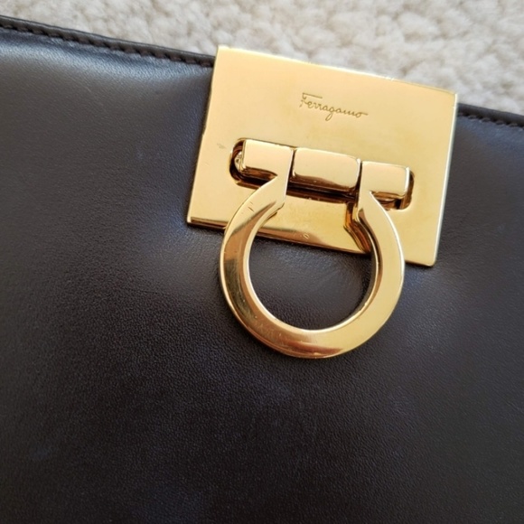 FERRAGAMO leather clutch with gold strap - Picture 3 of 8